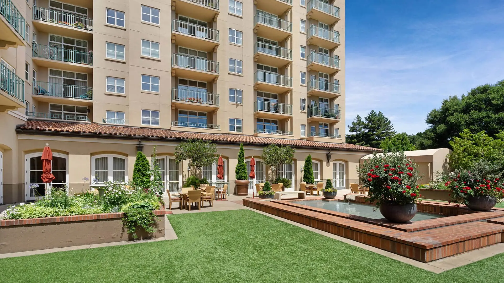 Peninsula Regent Exterior